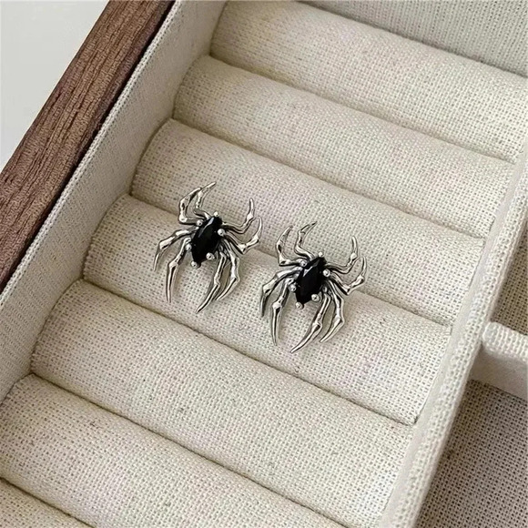 Needle Gothic Black Spider Charm Stud Earrings Gift Jewelry 925 Silver - Picture 1 of 4